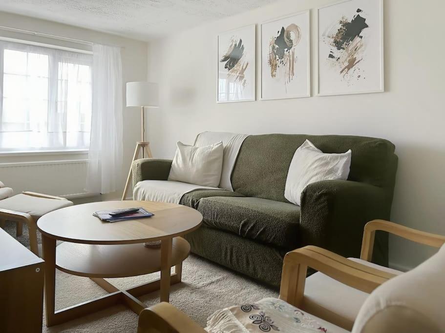 Private - Double Bedroom, En-suite And Workspace With Private Entrance, First Floor With No Lift And No Full Kitchen Appartamento